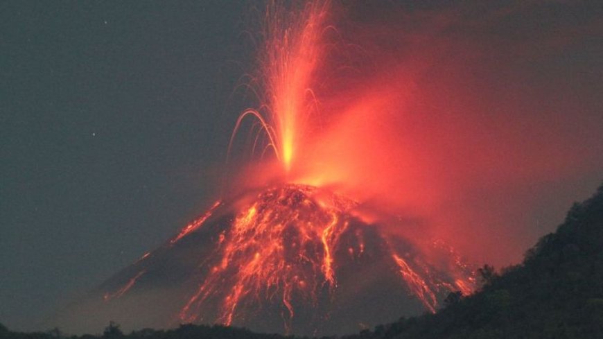 印度尼西亚勒沃托比-拉基拉基火山喷发